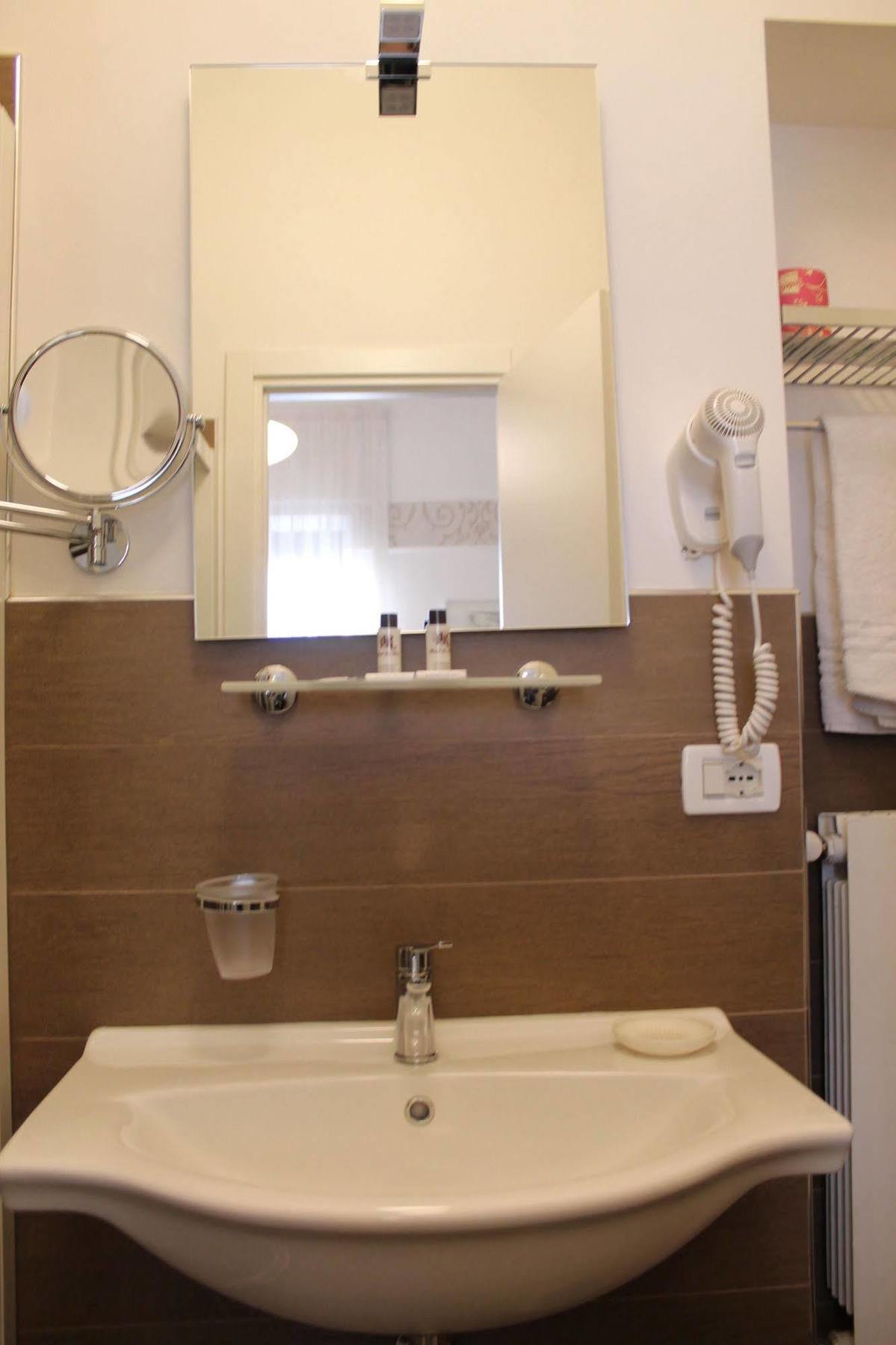 Hotel La Pace San Mauro Torinese Esterno foto